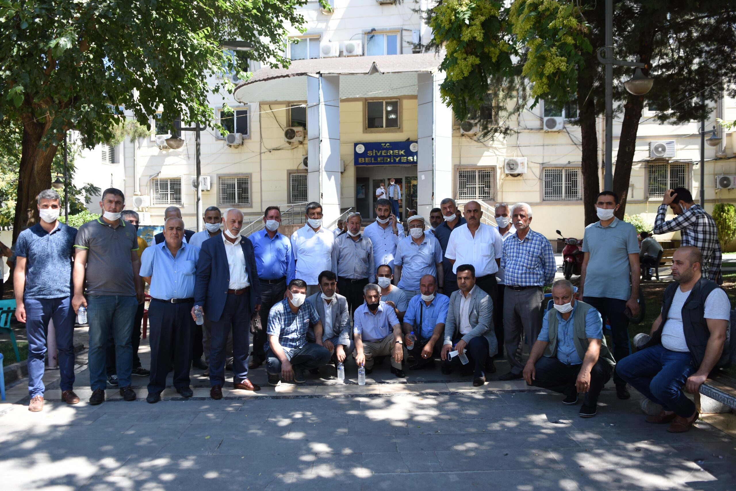 Muhtarlar oturma eylemine ikinci günde de devam etti