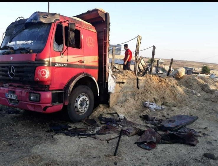 Elektrik tellerine temas eden saman yüklü kamyon alev alev yandı