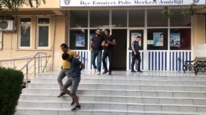 Hırsızlar ikinci soygunlarında annelerine takıldı