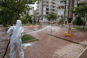 Karaköprü’de parklar dezenfekte edildi