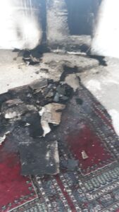 Kendi imkanlarıyla yaptıkları cami yanınca dumanların arasına daldılar