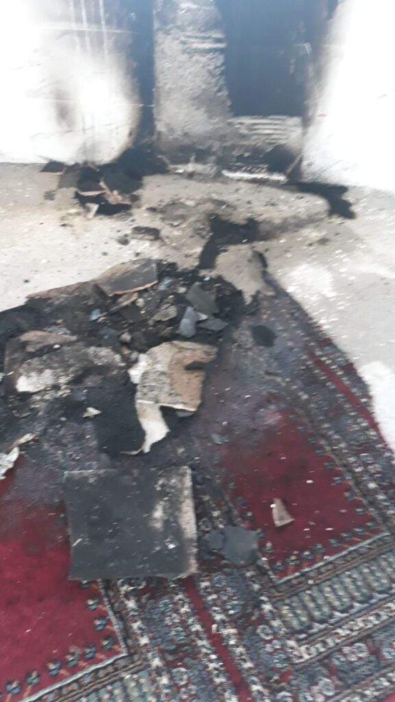 Kendi imkanlarıyla yaptıkları cami yanınca dumanların arasına daldılar