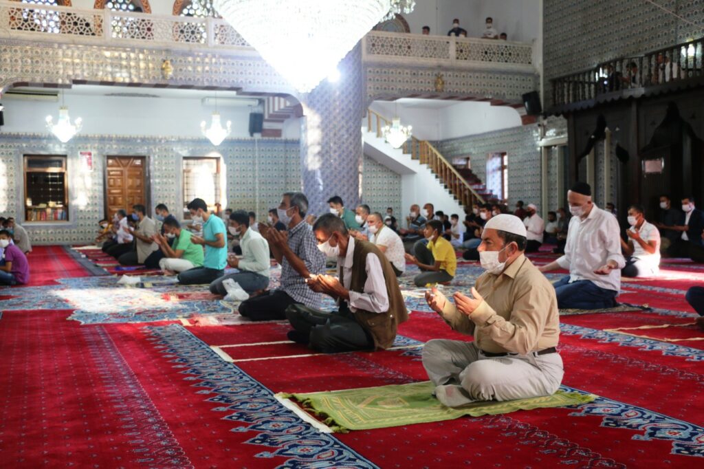 Şanlıurfa’da Bayramı namazı sosyal mesafeli ve maskeli kılındı