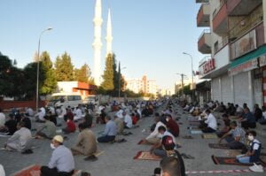 Sınırın sıfır noktasında sosyal mesafeli bayram namazı