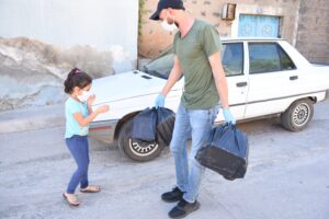 Öğretmenden ihtiyaç sahibi ailelere bayram şekeri