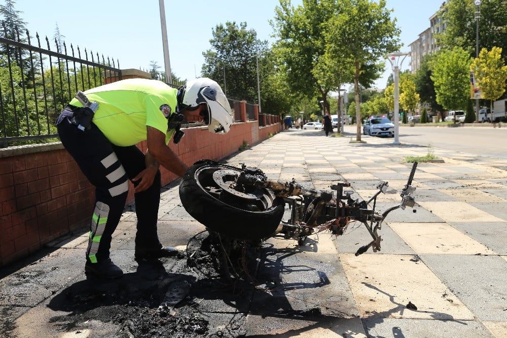 Ödünç aldığı motosikleti sinirlenince yaktı