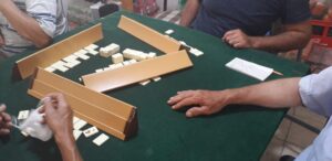 Okey oynayıp sosyal mesafeye uymayanlara ceza