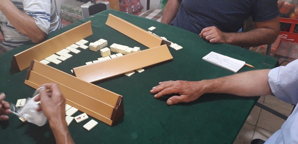 Okey oynayıp sosyal mesafeye uymayanlara ceza