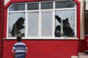 Patlamanın etkisiyle kamyonun parçaları 1 buçuk kilometre uzağa fırladı