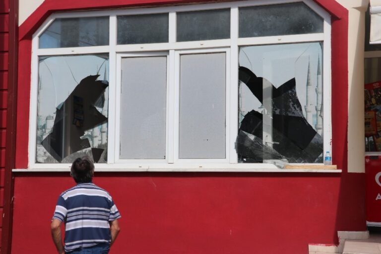 Patlamanın etkisiyle kamyonun parçaları 1 buçuk kilometre uzağa fırladı