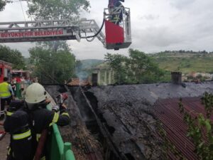 Yoldan atılan izmarit evin çatısını küle çevirdi