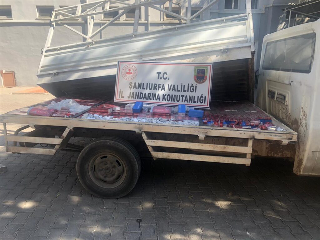 Kamyonet kasasının altına gizlenmiş 244 kaçak cep telefonu ele geçirildi