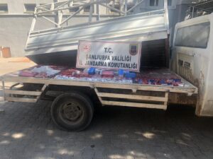 Kamyonet kasasının altına gizlenmiş 244 kaçak cep telefonu ele geçirildi