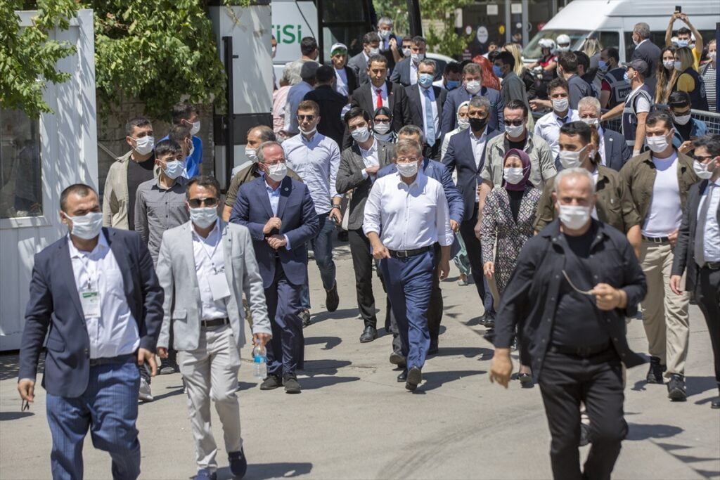 Gelecek Partisi Genel Başkanı Davutoğlu, Güneydoğu’da Kongre yapmaya başladı