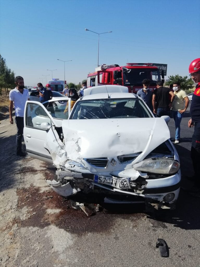 Şanlıurfa’da iki otomobil çarpıştı: 5 yaralı