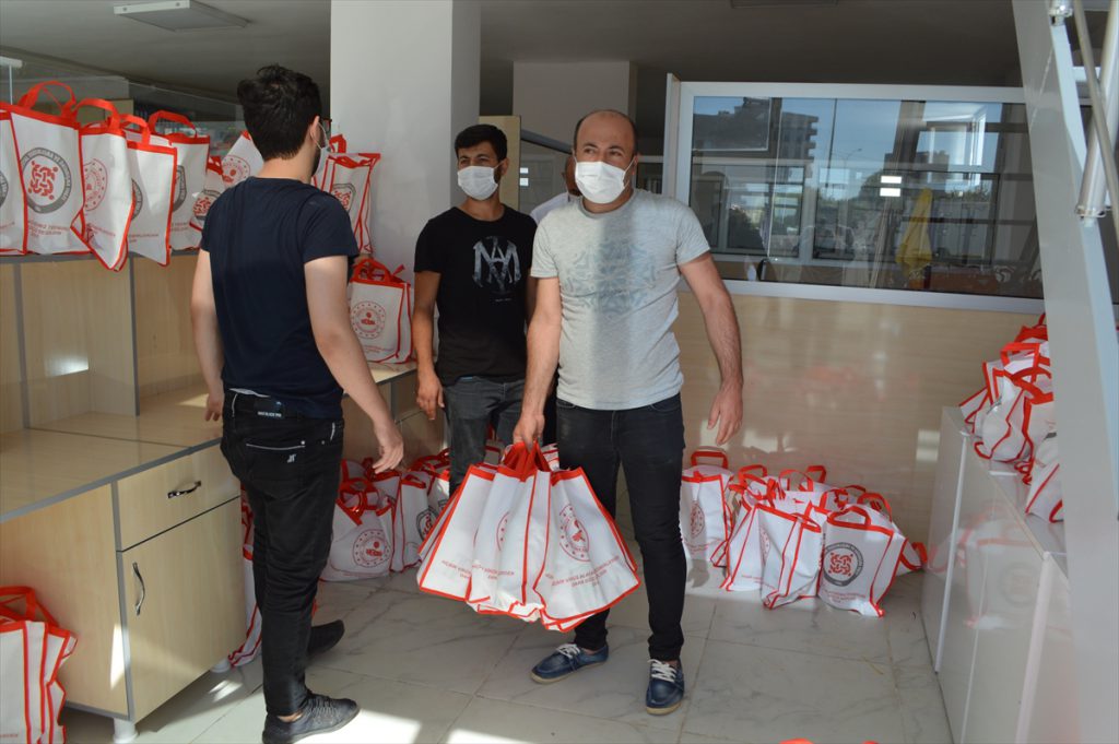 Hilvan’da 600 aileye maske ve dezefektan dağıtıldı