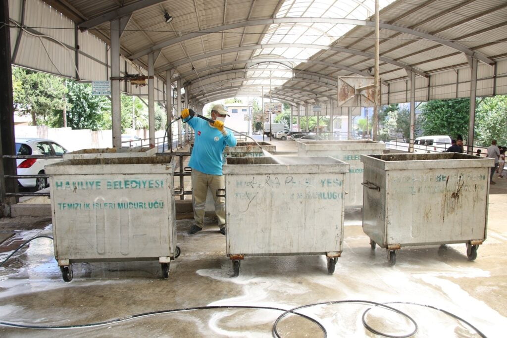 Haliliye Belediyesince çöp konteynerleri dezenfekte edildi