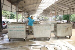 Haliliye Belediyesince çöp konteynerleri dezenfekte edildi