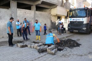 Kurbanda atıkların tıkadığı kanallar ekipler tarafından açılıyor