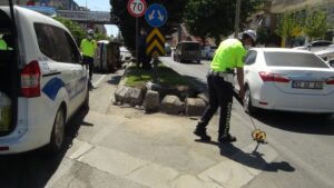 Şanlıurfa’da Çocuğa çarpmamak için refüje çarpıp devrilen otomobil sürücüsü yaralandı