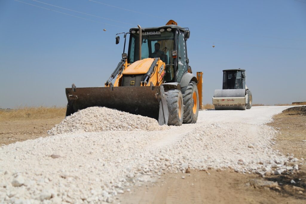 Kırsalda yollar bir bir yapılıp hizmete sunuluyor