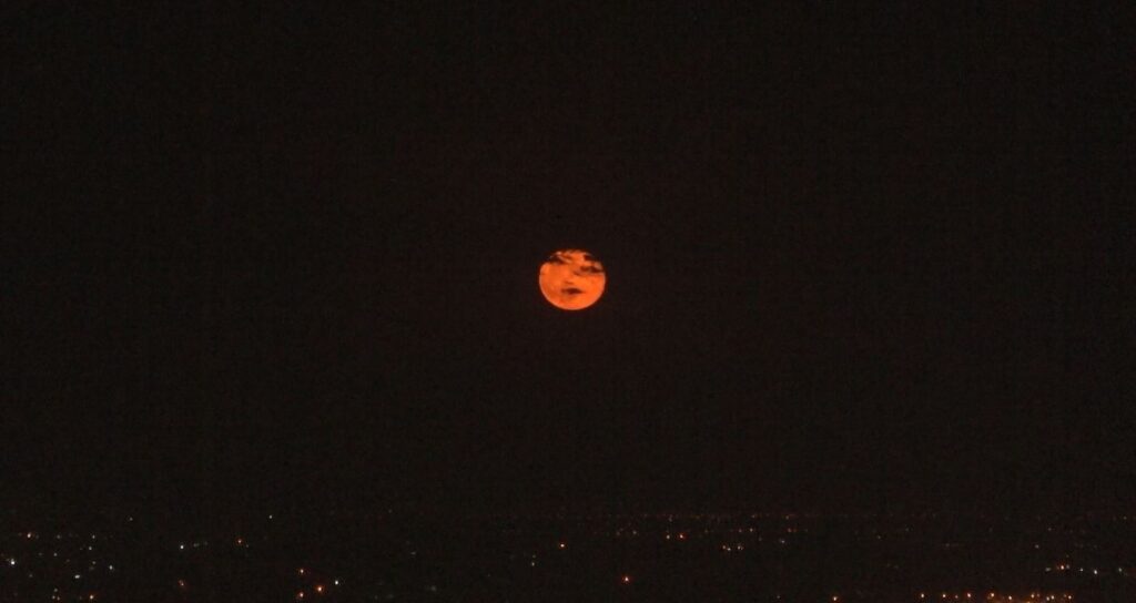 Şanlıurfa’da kızıldan altın sarısına dönen ay hayran bıraktı