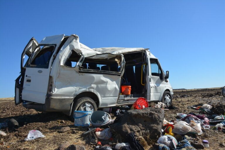 Şanlıurfa’da tarım işçilerini taşıyan minibüs takla attı: 1 ölü, 25 yaralı