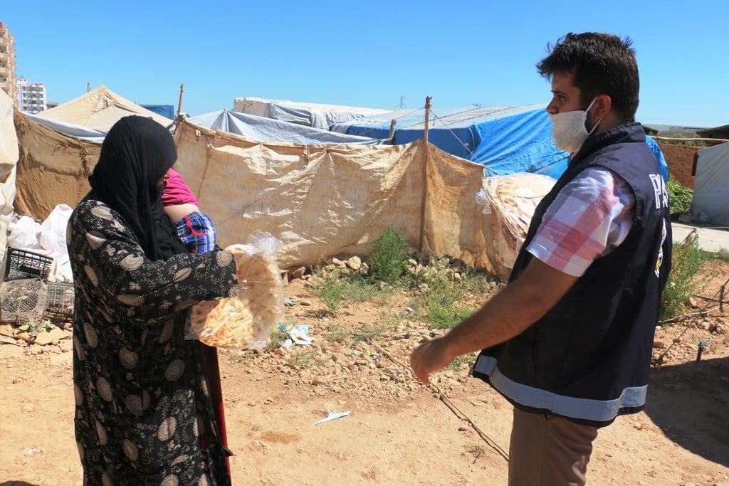 Akçakale’de dar gelir ailelere ekmek desteği