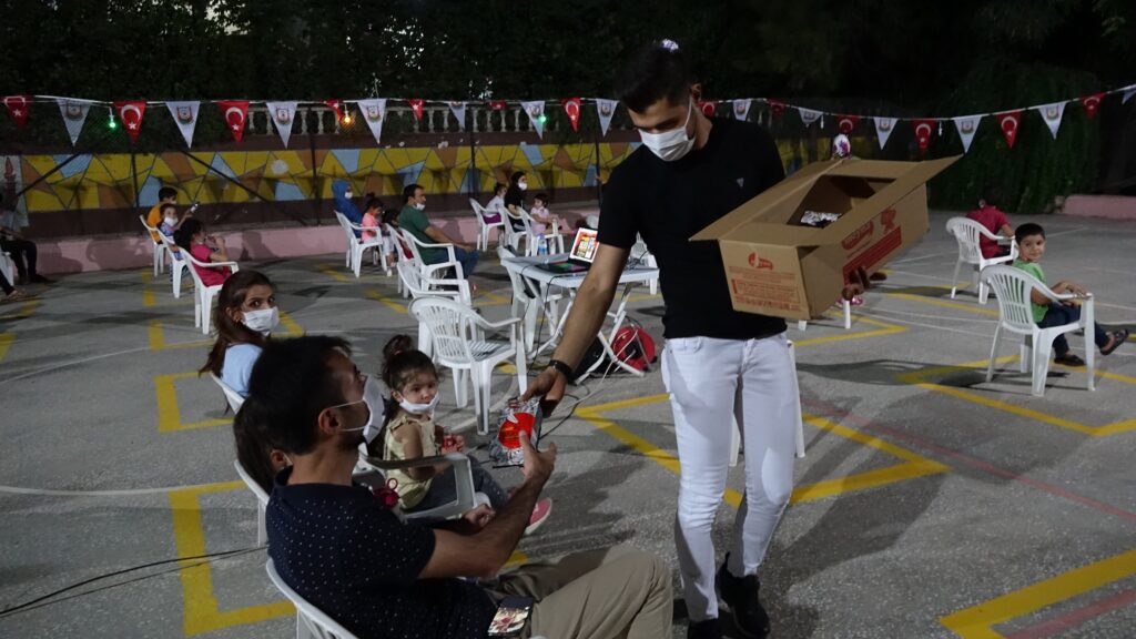 Açık hava sinemasına yoğun ilgi