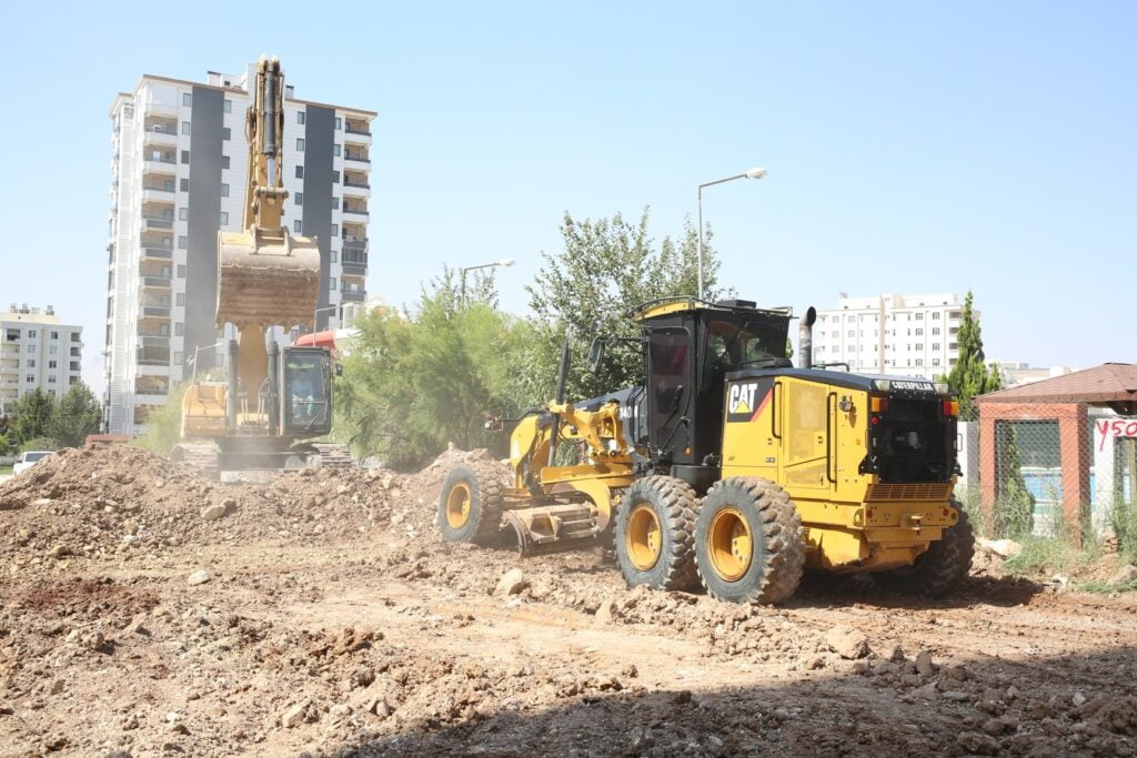 Karaköprü’de yol seferberliği aralıksız sürüyor