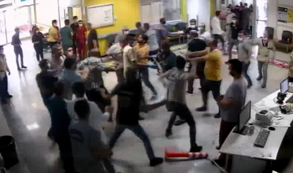 Hasta yakınlarının güvenlik görevlilerini darp ettiği anlar kamerada