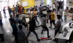 Hasta yakınlarının güvenlik görevlilerini darp ettiği anlar kamerada