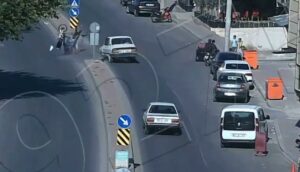 Metrelerce fırladı hiçbir şey olmamış gibi kalkıp yürüdü