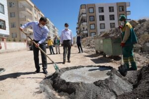 Karaköprü’de kış ayları öncesi bozuk yol onarımı