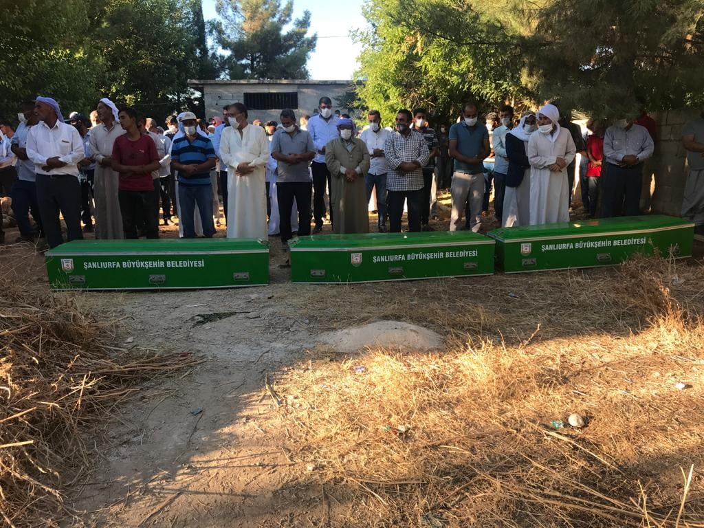 Üç kardeşin cenazesi yan yana defnedildi