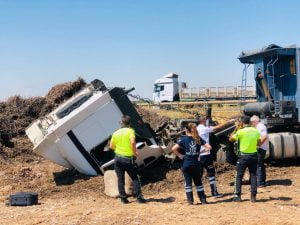 Viranşehir’de tır şarampole devrildi: 1 yaralı