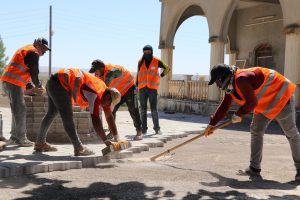 Karaköprü kırsalında kilitli parke çalışmaları sürüyor
