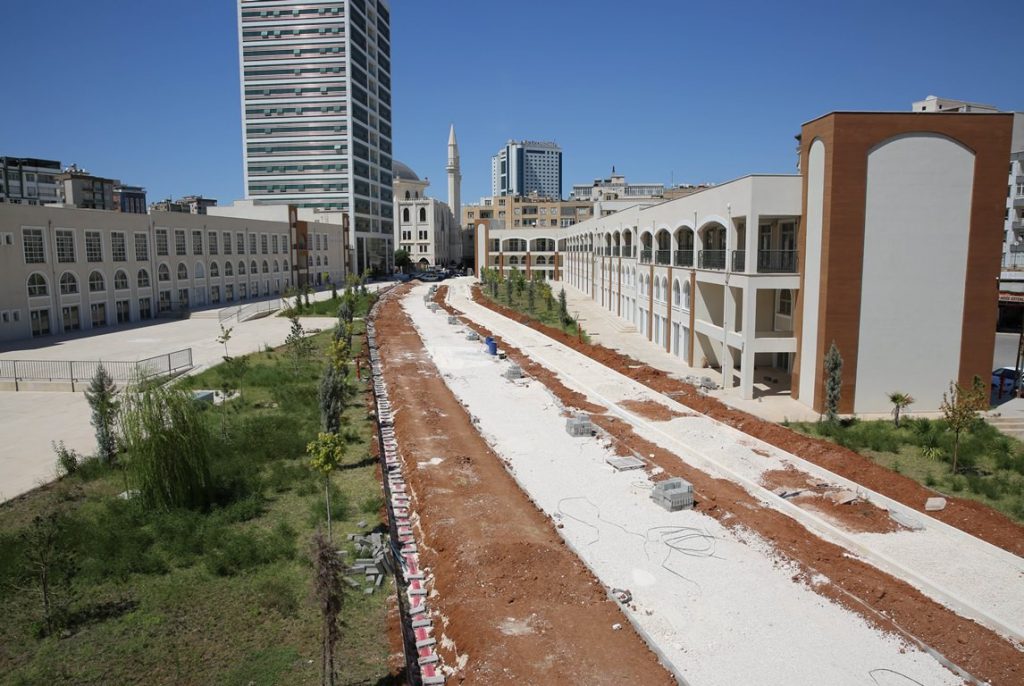 Şanlıurfa’da yeşil koridor ve standart cadde yapımı sürüyor