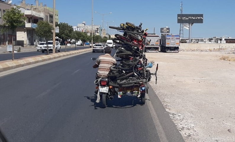 Şanlıurfa’da motosiklet üzerinde 14 bisikletle yolculuk kamerada