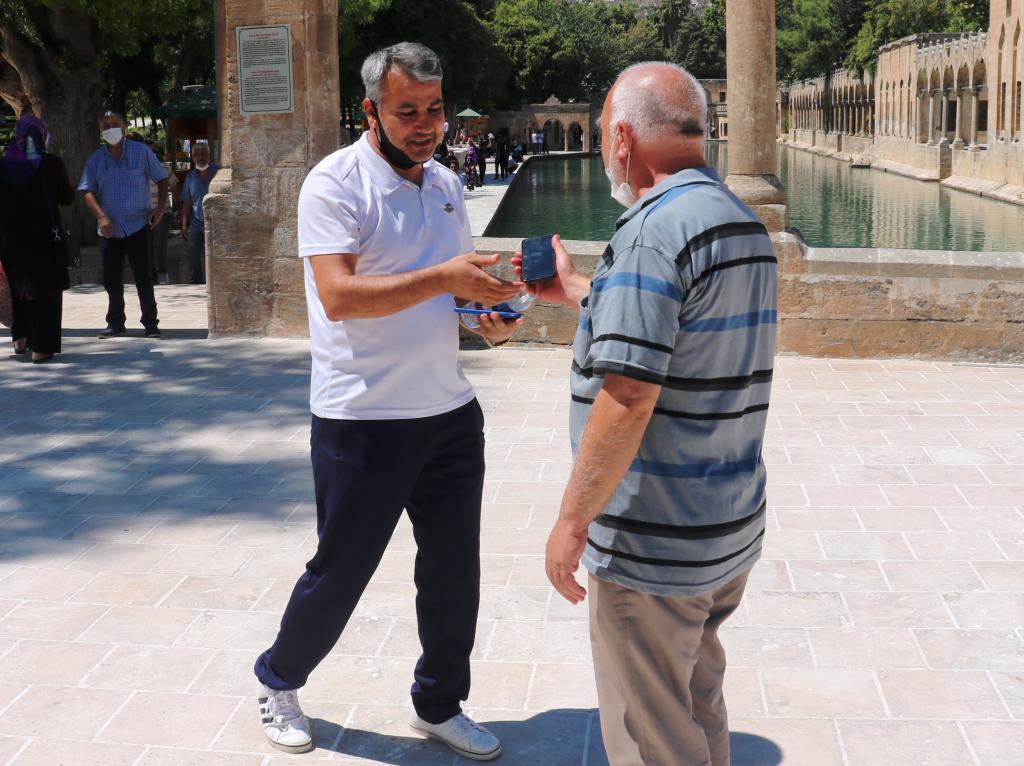 Şanlıurfa’da Parkta unutulan telefonu sahibine teslim etti