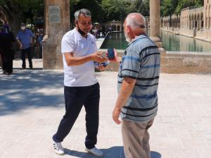 Şanlıurfa’da Parkta unutulan telefonu sahibine teslim etti