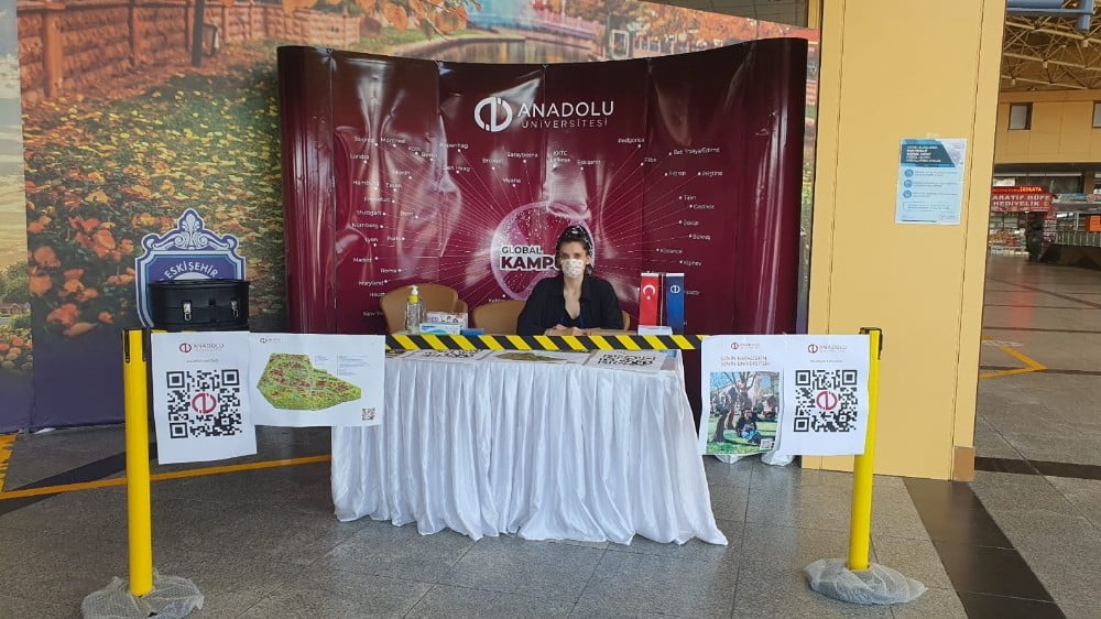 Anadolu Üniversitesi yeni öğrencilerini kayıt sürecinde de yalnız bırakmıyor