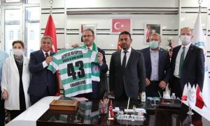 Bakan Kasapoğlu’na 43 numaralı forması hediye edildi