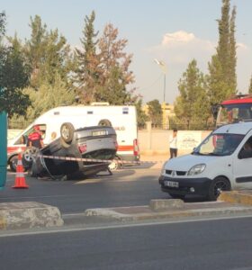Şanlıurfa’da Kadın sürücü park halindeki araca çarparak takla attı
