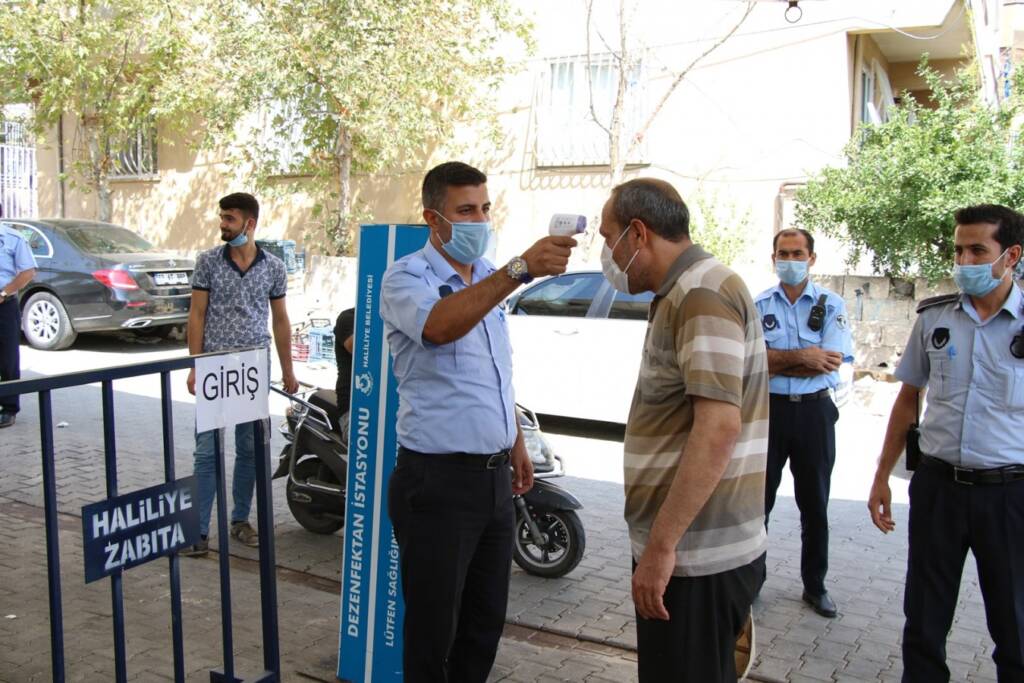 HALİLİYE’DE SEMT PAZARLARINDA SALGINLA MÜCADELE SÜRÜYOR