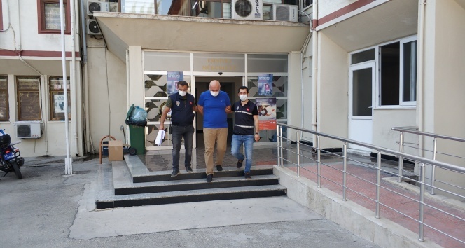 Kendisini gizli istihbarat görevlisi olarak tanıtıp, dolandırdı