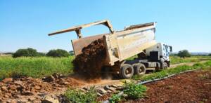 SİVEREK’TE YENİ YERLEŞİM ALANLARINDA YOL YAPIM ÇALIŞMALARI SÜRÜYOR