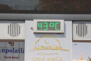 Şanlıurfa’da bunaltıcı sıcaklık etkisini sürdürüyor