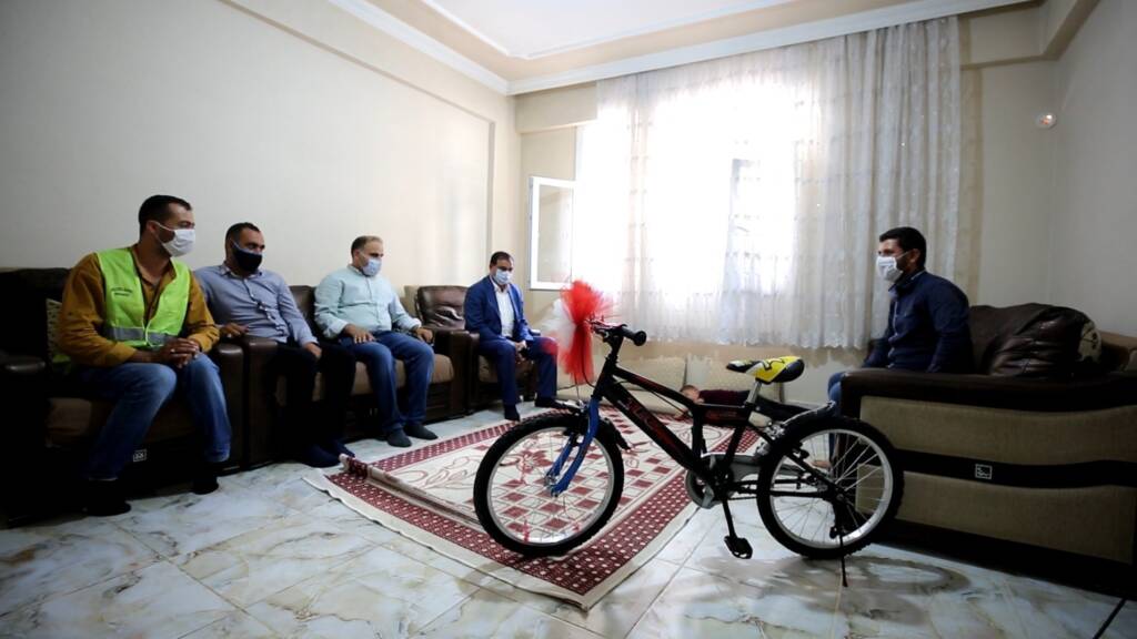 Hasta çocuğu çöp aracıyla hastaneye yetiştiren temizlik işçisi ödüllendirildi