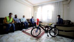 Hasta çocuğu çöp aracıyla hastaneye yetiştiren temizlik işçisi ödüllendirildi